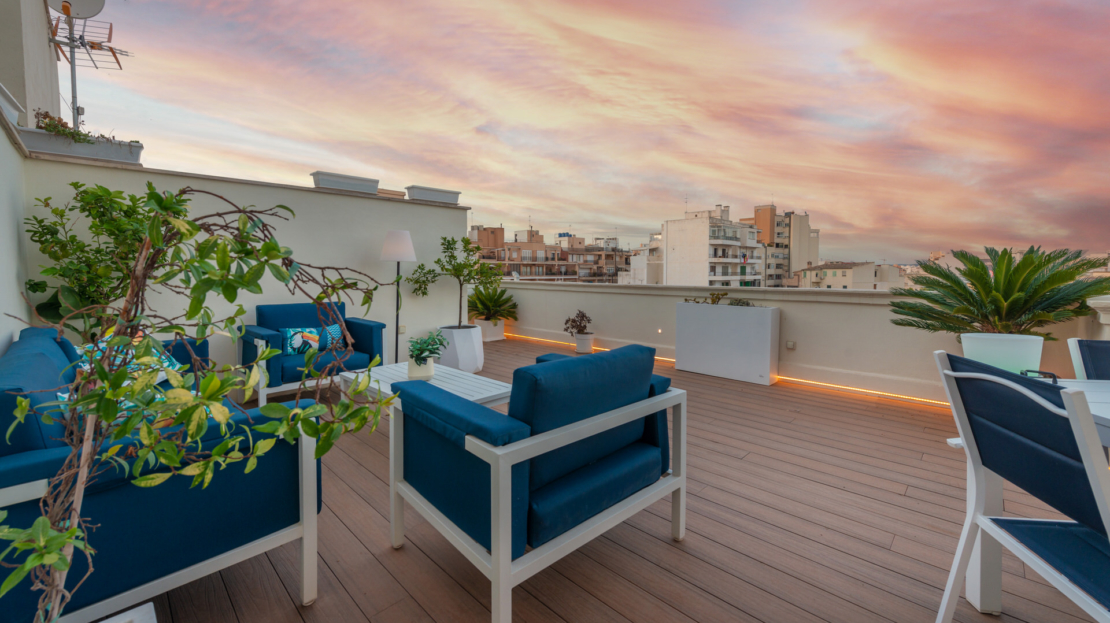 P-3864 Designer Duplex Penthouse in Palma mit gr. Terrasse, beeindruckendem Lichtdesign und Meerblick