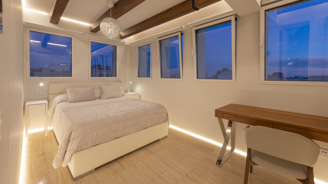 P-3864 Designer Duplex Penthouse in Palma mit gr. Terrasse, beeindruckendem Lichtdesign und Meerblick