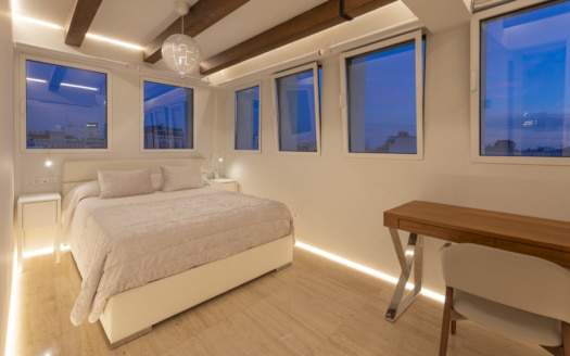 P-3864 Designer Duplex Penthouse in Palma mit gr. Terrasse, beeindruckendem Lichtdesign und Meerblick