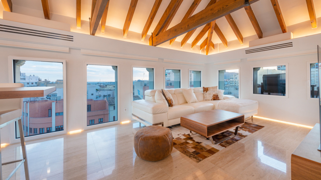 P-3864 Designer Duplex Penthouse in Palma mit gr. Terrasse, beeindruckendem Lichtdesign und Meerblick