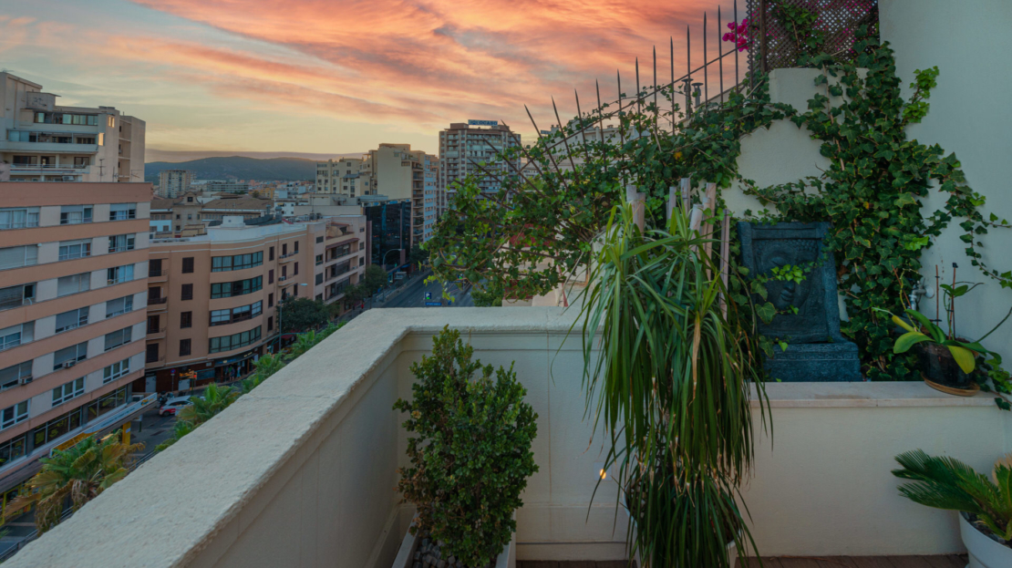P-3864 Designer Duplex Penthouse in Palma mit gr. Terrasse, beeindruckendem Lichtdesign und Meerblick