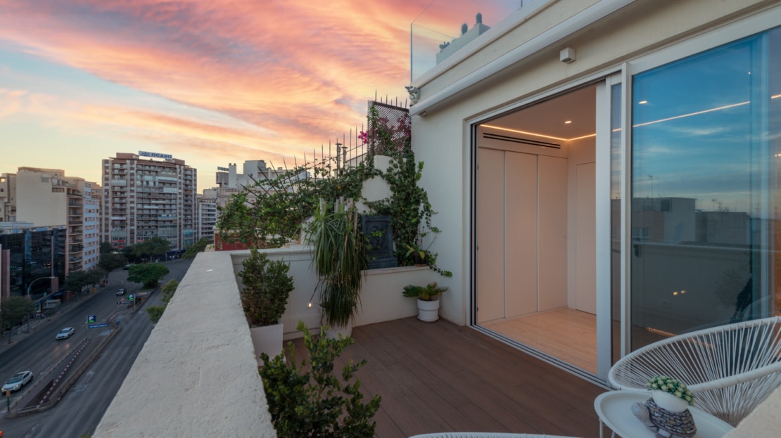 P-3864 Designer Duplex Penthouse in Palma mit gr. Terrasse, beeindruckendem Lichtdesign und Meerblick