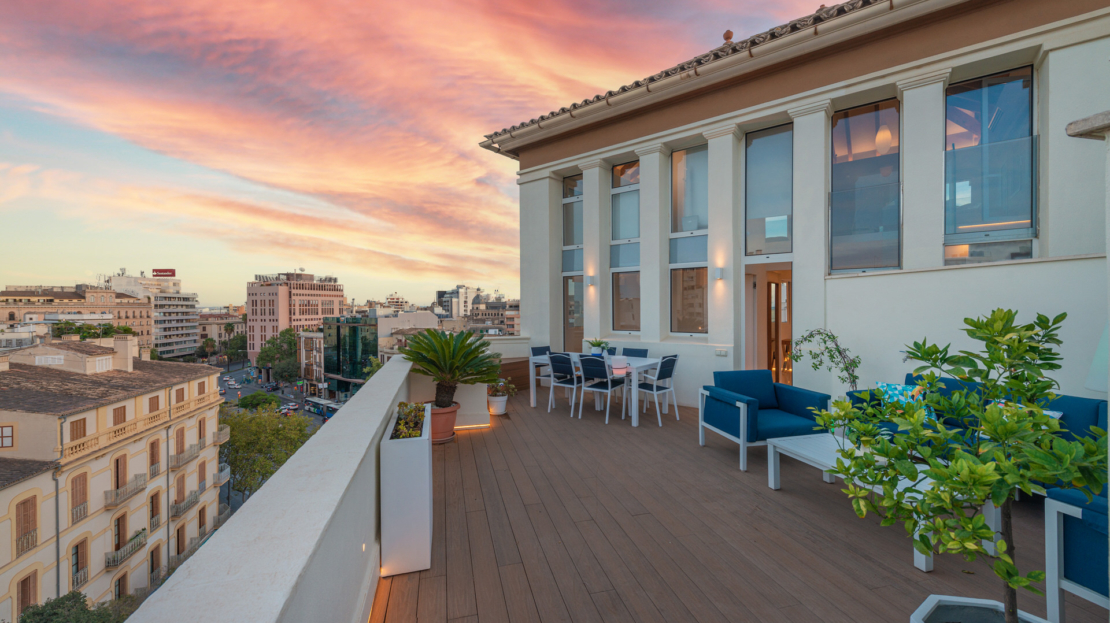P-3864 Designer Duplex Penthouse in Palma mit gr. Terrasse, beeindruckendem Lichtdesign und Meerblick