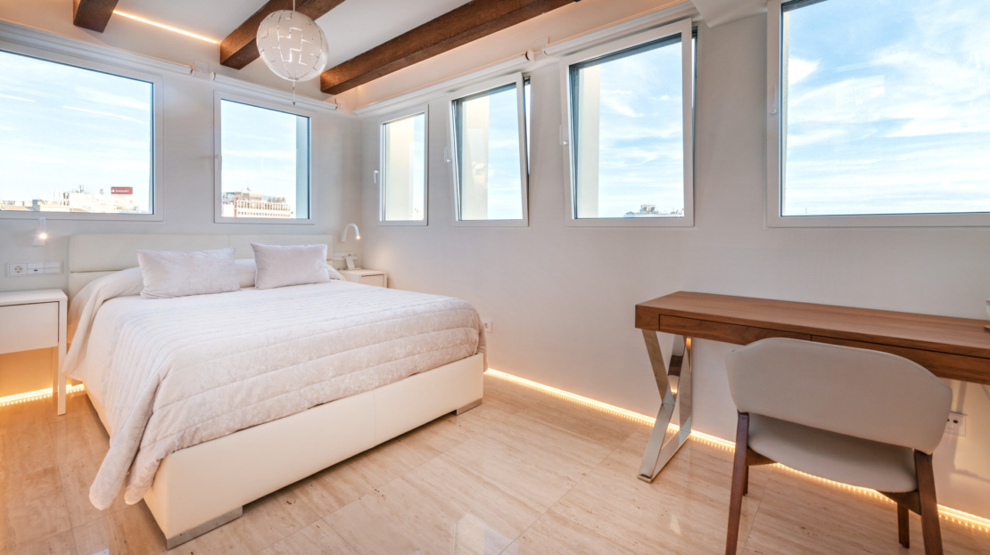 P-3864 Designer Duplex Penthouse in Palma mit gr. Terrasse, beeindruckendem Lichtdesign und Meerblick