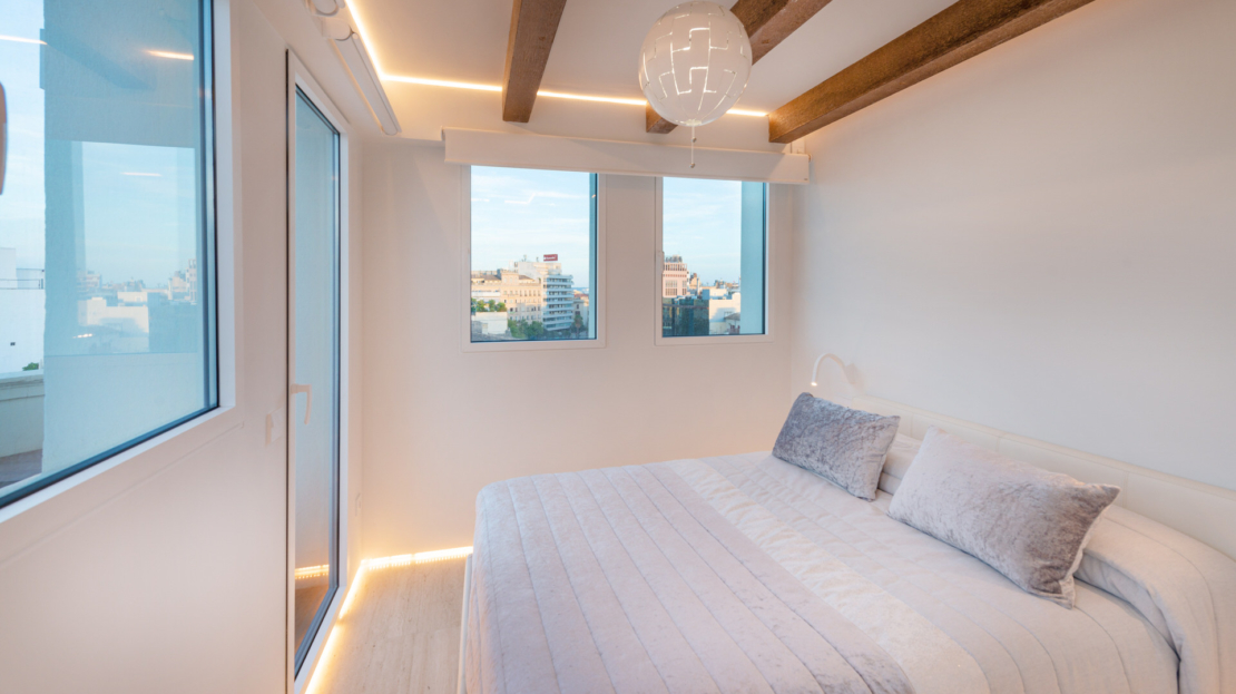 P-3864 Designer Duplex Penthouse in Palma mit gr. Terrasse, beeindruckendem Lichtdesign und Meerblick