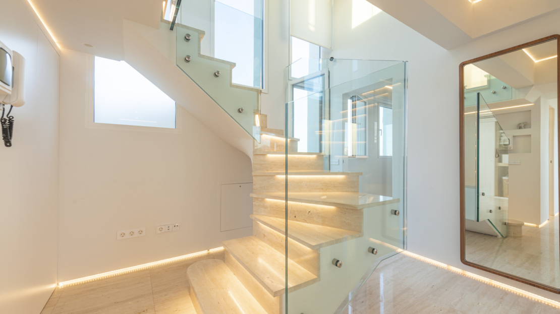 P-3864 Designer Duplex Penthouse in Palma mit gr. Terrasse, beeindruckendem Lichtdesign und Meerblick