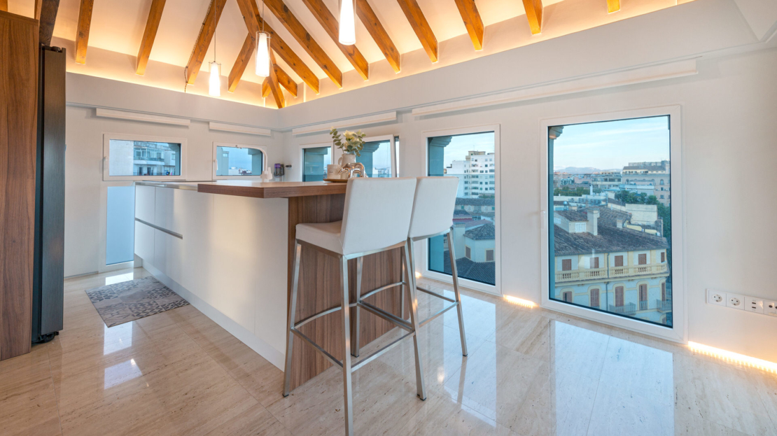 P-3864 Designer Duplex Penthouse in Palma mit gr. Terrasse, beeindruckendem Lichtdesign und Meerblick