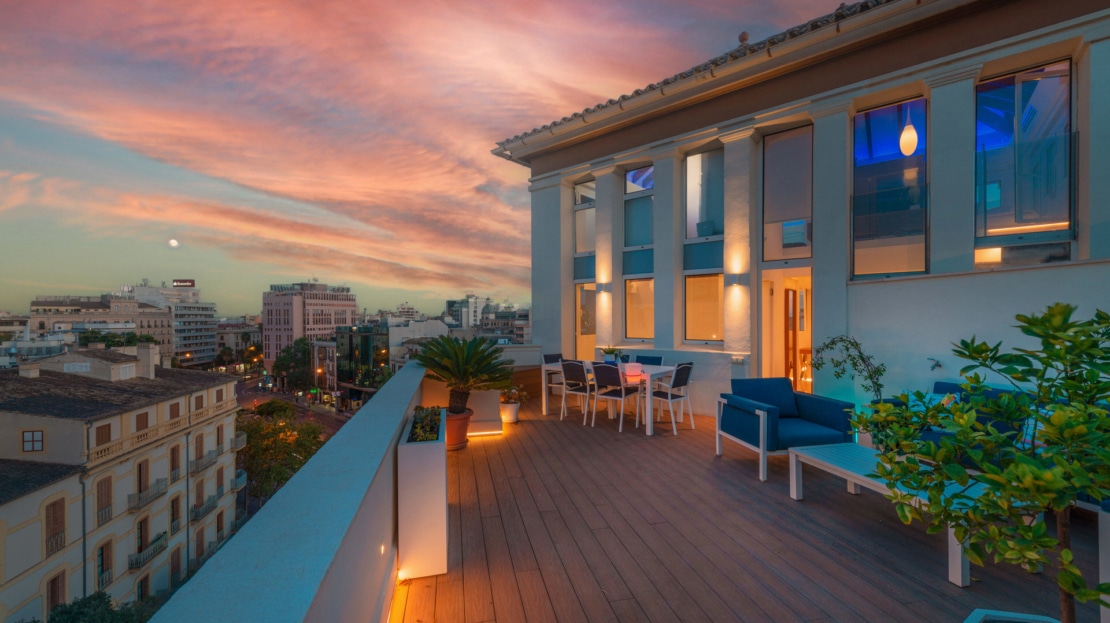 P-3864 Designer Duplex Penthouse in Palma mit gr. Terrasse, beeindruckendem Lichtdesign und Meerblick