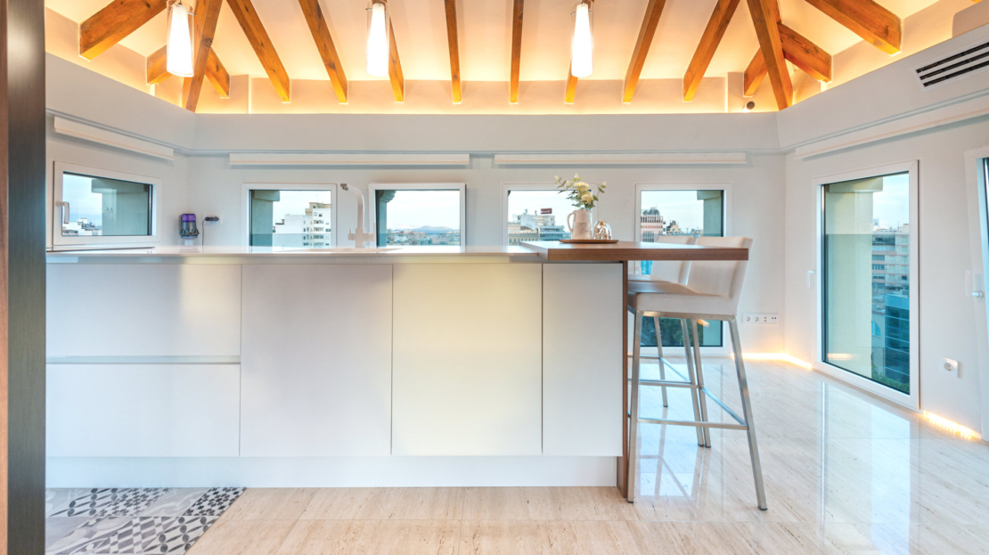 P-3864 Designer Duplex Penthouse in Palma mit gr. Terrasse, beeindruckendem Lichtdesign und Meerblick