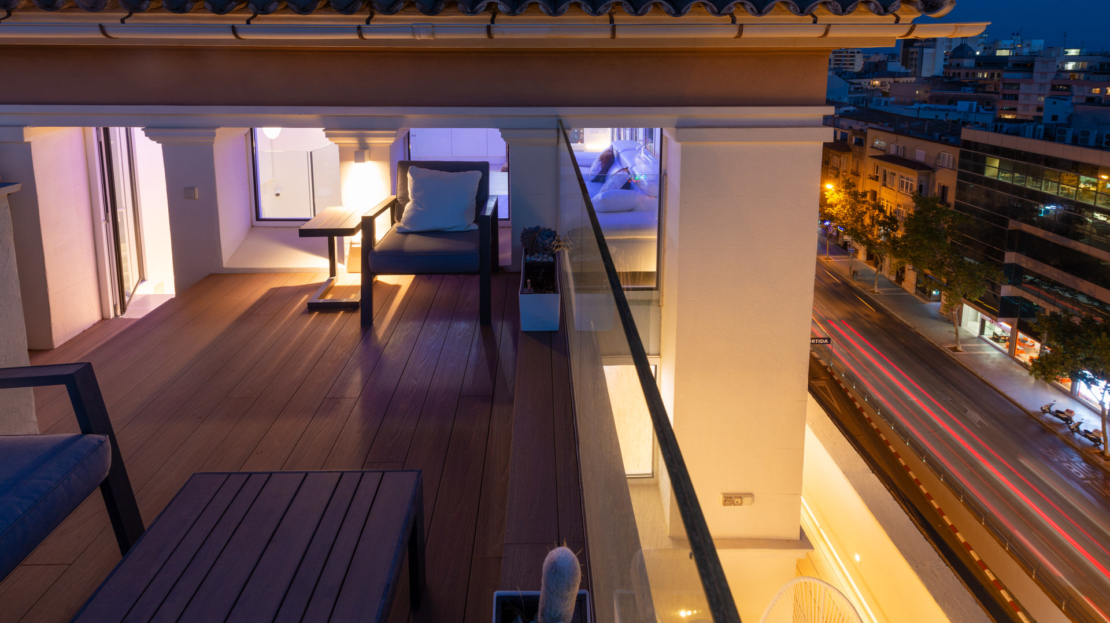 P-3864 Designer Duplex Penthouse in Palma mit gr. Terrasse, beeindruckendem Lichtdesign und Meerblick
