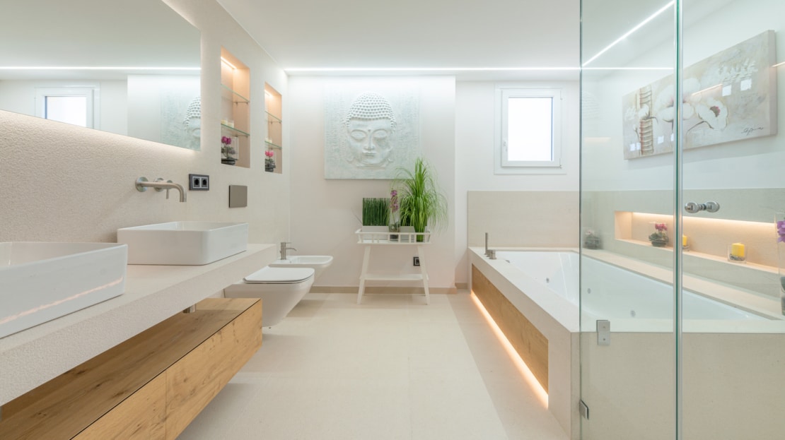 P-2026 Luxuriöses Penthouse mit großer Dachterrasse und umwerfendem Meerblick in bester Lage von Bendinat