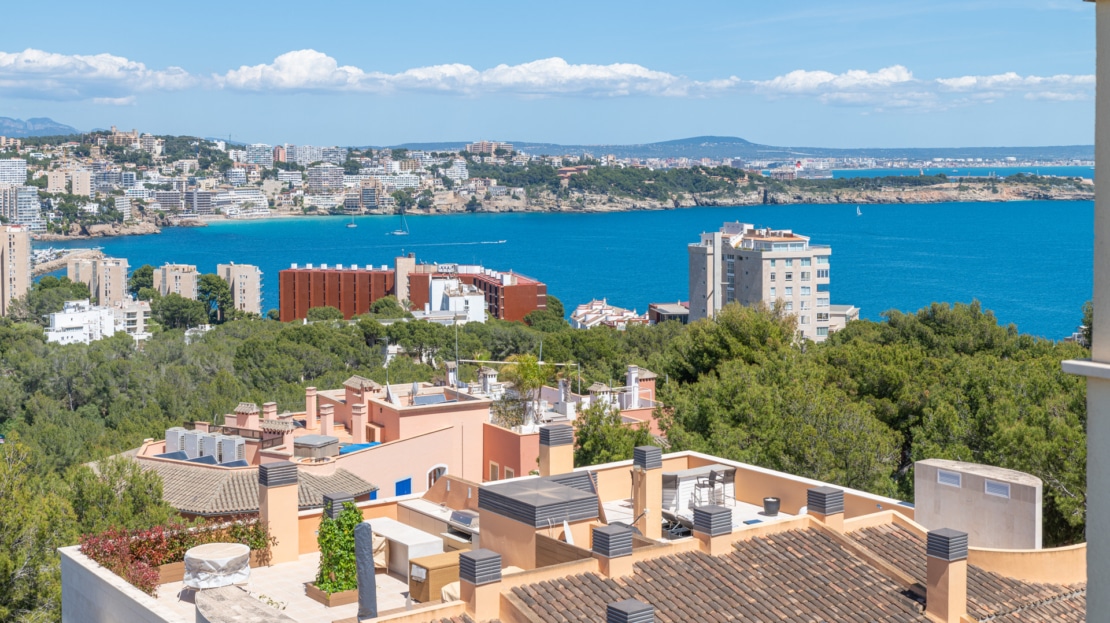 P-2026 Luxuriöses Penthouse mit großer Dachterrasse und umwerfendem Meerblick in bester Lage von Bendinat