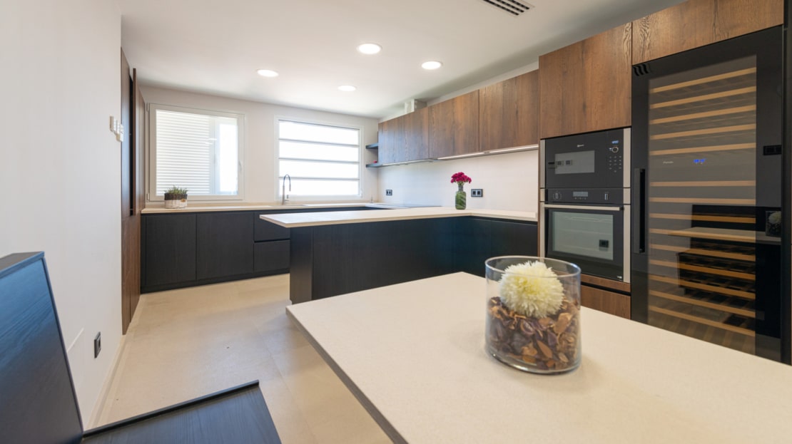 P-2026 Luxuriöses Penthouse mit großer Dachterrasse und umwerfendem Meerblick in bester Lage von Bendinat