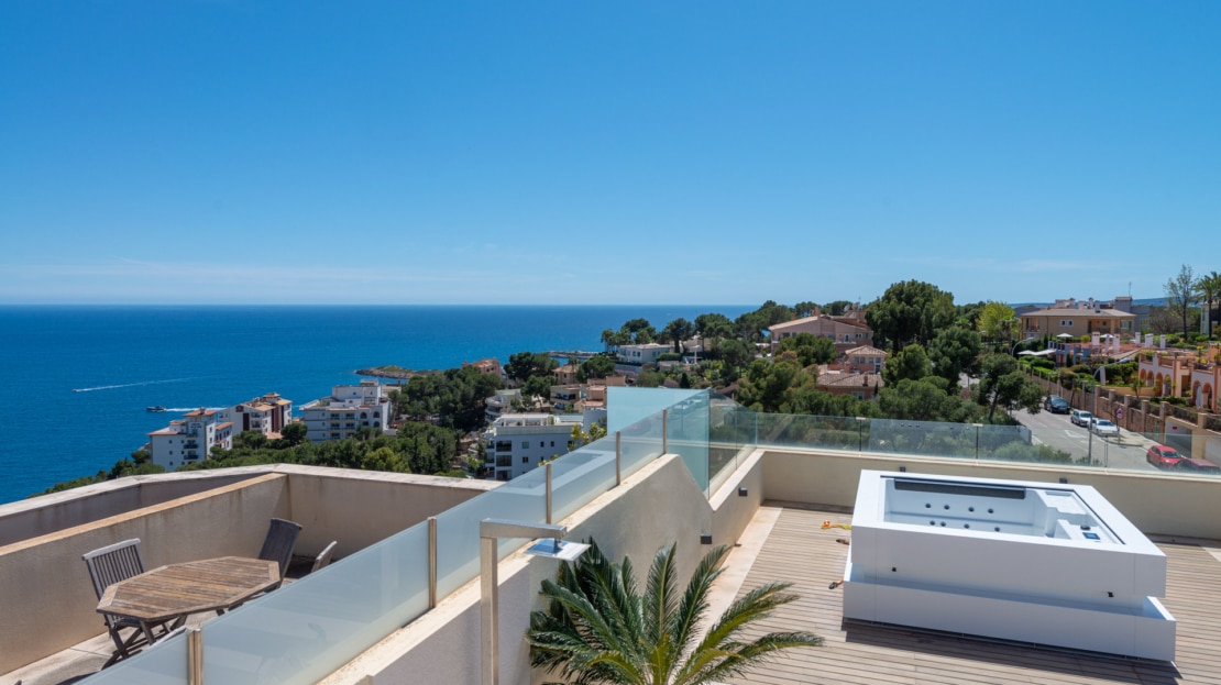 P-2026 Luxuriöses Penthouse mit großer Dachterrasse und umwerfendem Meerblick in bester Lage von Bendinat
