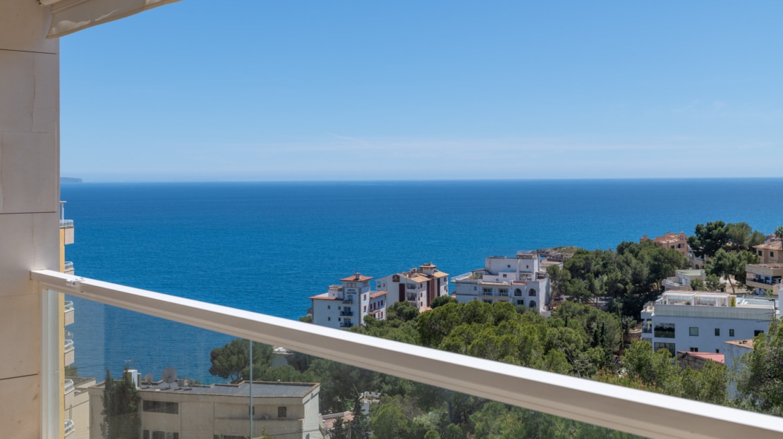 P-2026 Luxuriöses Penthouse mit großer Dachterrasse und umwerfendem Meerblick in bester Lage von Bendinat