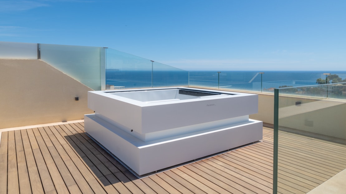 P-2026 Luxuriöses Penthouse mit großer Dachterrasse und umwerfendem Meerblick in bester Lage von Bendinat