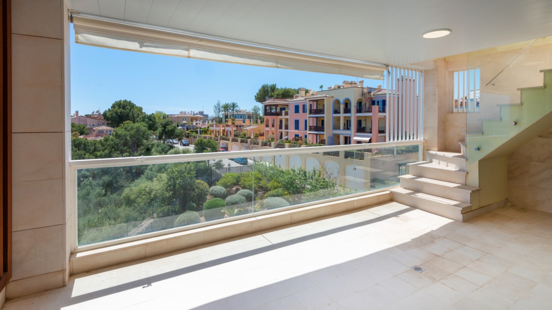 P-2026 Luxuriöses Penthouse mit großer Dachterrasse und umwerfendem Meerblick in bester Lage von Bendinat