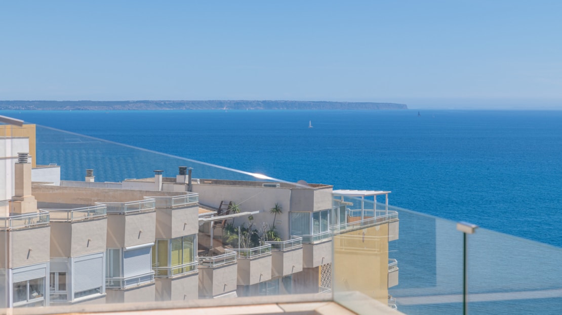 P-2026 Luxuriöses Penthouse mit großer Dachterrasse und umwerfendem Meerblick in bester Lage von Bendinat