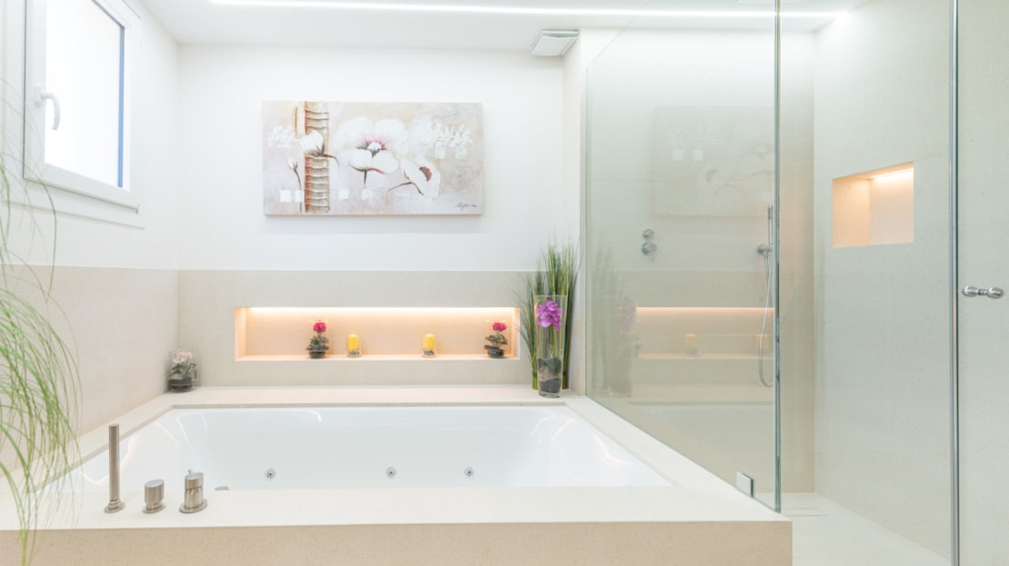 P-2026 Luxuriöses Penthouse mit großer Dachterrasse und umwerfendem Meerblick in bester Lage von Bendinat