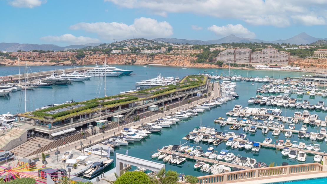 V-2650 Port Adriano Spektakuläre Designer-Villa mit Hafen und Meerblick, in Port Adriano