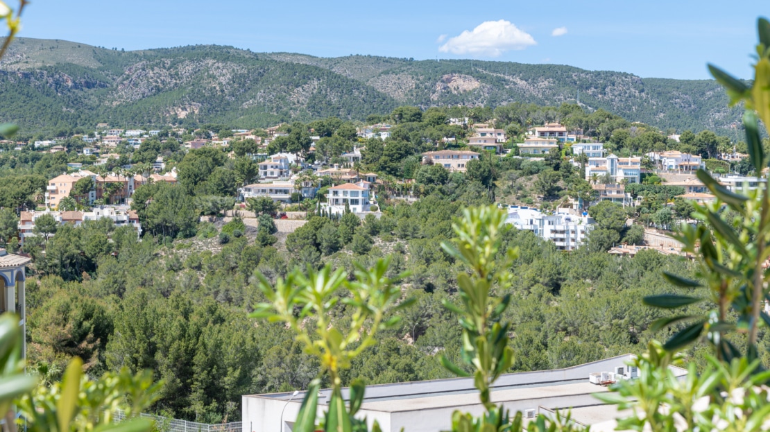 P-2026 Luxuriöses Penthouse mit großer Dachterrasse und umwerfendem Meerblick in bester Lage von Bendinat