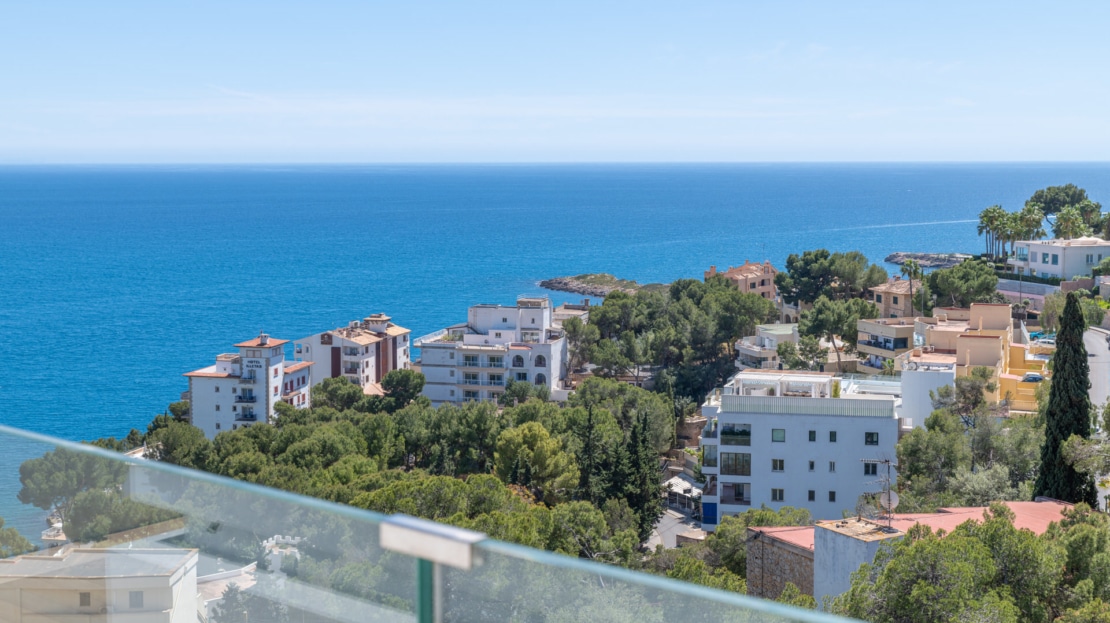 P-2026 Luxuriöses Penthouse mit großer Dachterrasse und umwerfendem Meerblick in bester Lage von Bendinat