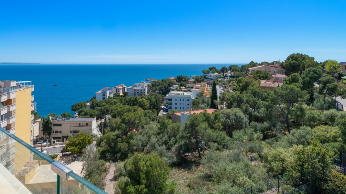 P-2026 Luxuriöses Penthouse mit großer Dachterrasse und umwerfendem Meerblick in bester Lage von Bendinat