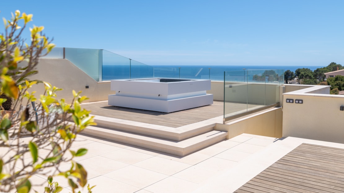 P-2026 Luxuriöses Penthouse mit großer Dachterrasse und umwerfendem Meerblick in bester Lage von Bendinat