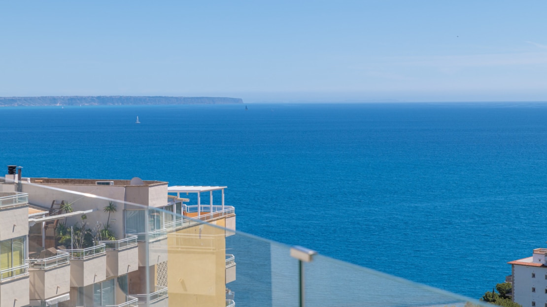 P-2026 Luxuriöses Penthouse mit großer Dachterrasse und umwerfendem Meerblick in bester Lage von Bendinat