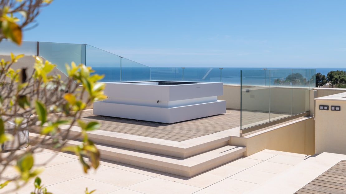 P-2026 Luxuriöses Penthouse mit großer Dachterrasse und umwerfendem Meerblick in bester Lage von Bendinat