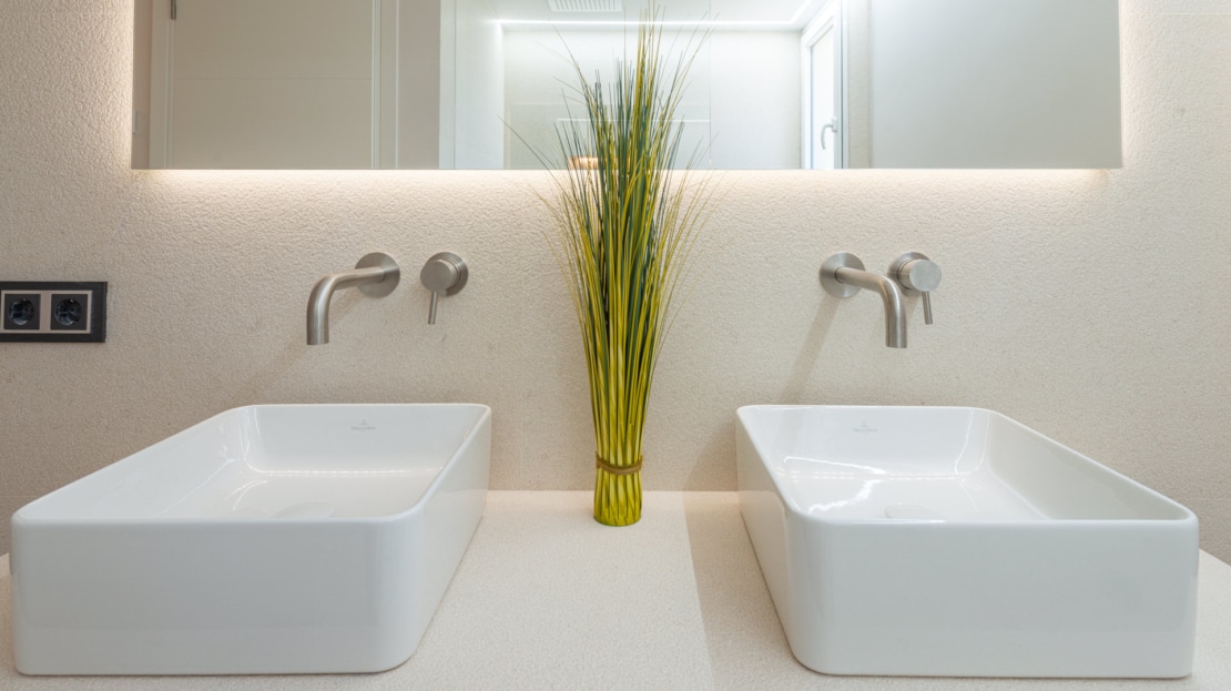 P-2026 Luxuriöses Penthouse mit großer Dachterrasse und umwerfendem Meerblick in bester Lage von Bendinat