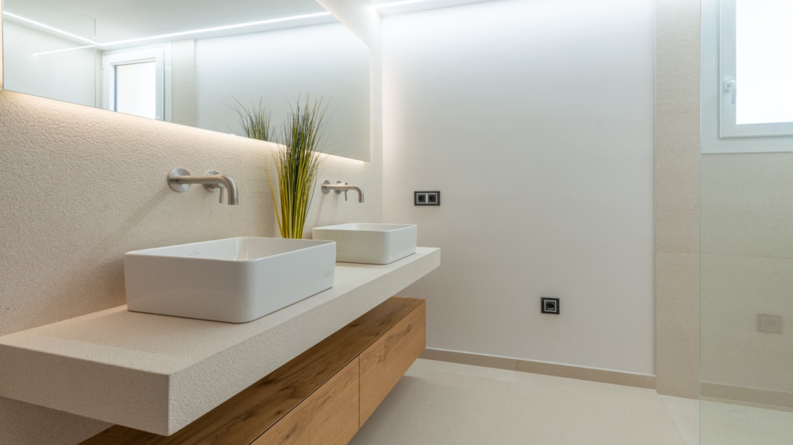 P-2026 Luxuriöses Penthouse mit großer Dachterrasse und umwerfendem Meerblick in bester Lage von Bendinat