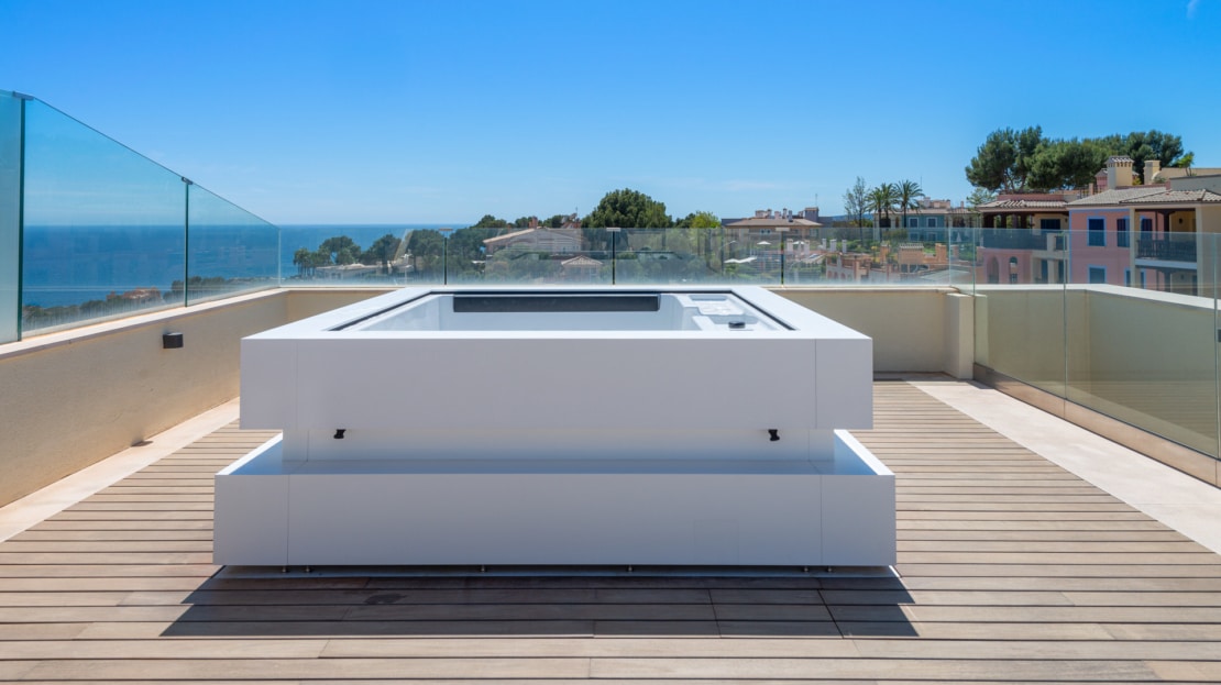 P-2026 Luxuriöses Penthouse mit großer Dachterrasse und umwerfendem Meerblick in bester Lage von Bendinat