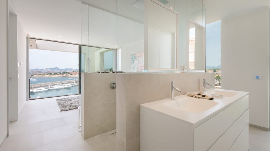 V-2650 Port Adriano Spektakuläre Designer-Villa mit Hafen und Meerblick, in Port Adriano