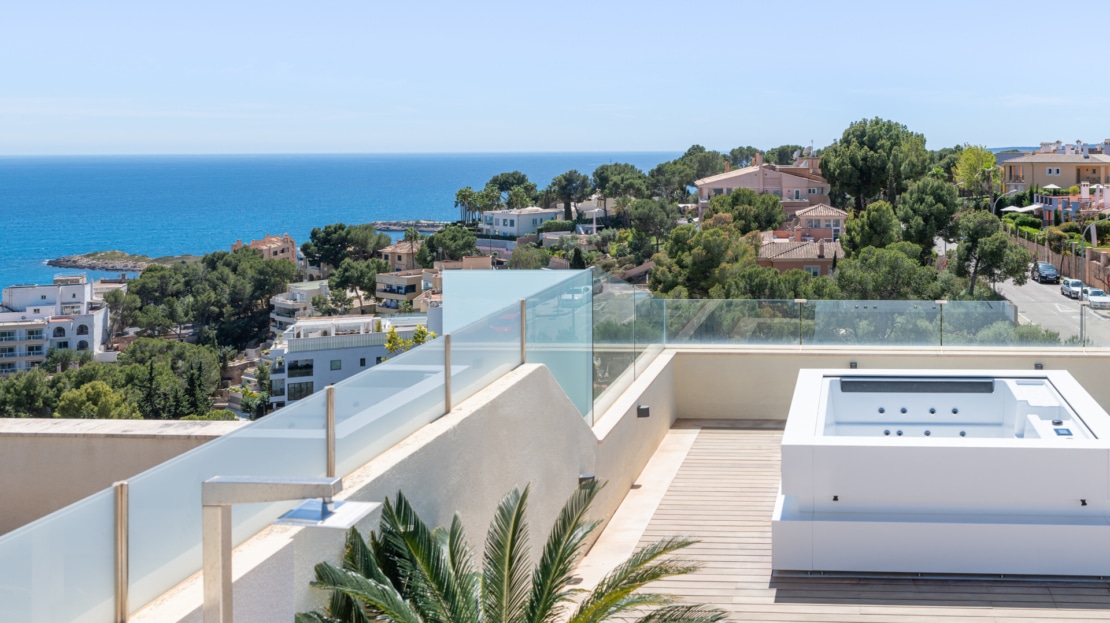 P-2026 Luxuriöses Penthouse mit großer Dachterrasse und umwerfendem Meerblick in bester Lage von Bendinat