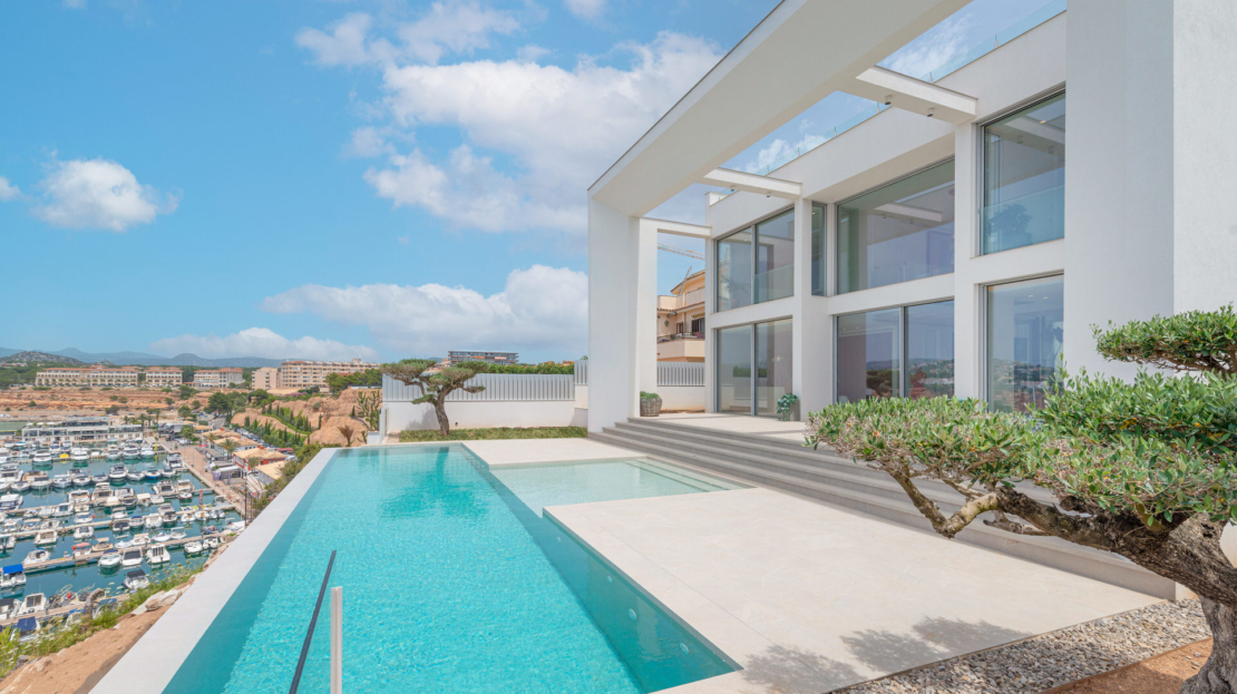 V-2650 Port Adriano Spektakuläre Designer-Villa mit Hafen und Meerblick, in Port Adriano