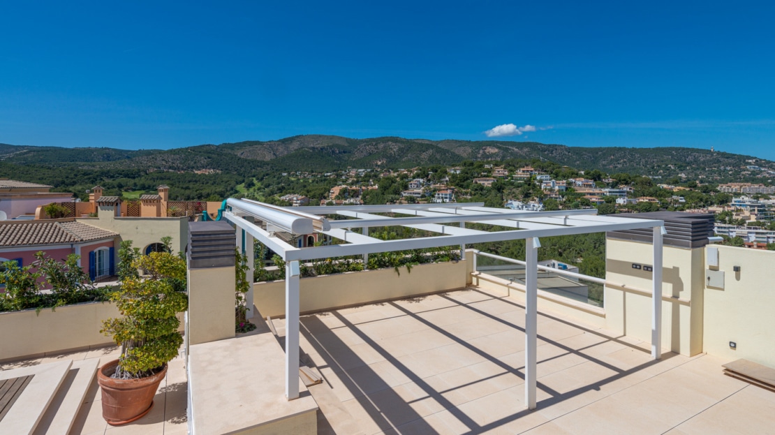 P-2026 Luxuriöses Penthouse mit großer Dachterrasse und umwerfendem Meerblick in bester Lage von Bendinat