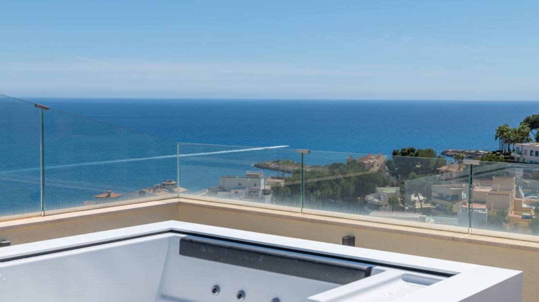 P-2026 Luxuriöses Penthouse mit großer Dachterrasse und umwerfendem Meerblick in bester Lage von Bendinat