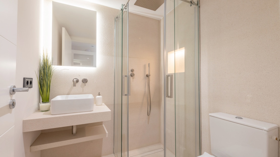 P-2026 Luxuriöses Penthouse mit großer Dachterrasse und umwerfendem Meerblick in bester Lage von Bendinat