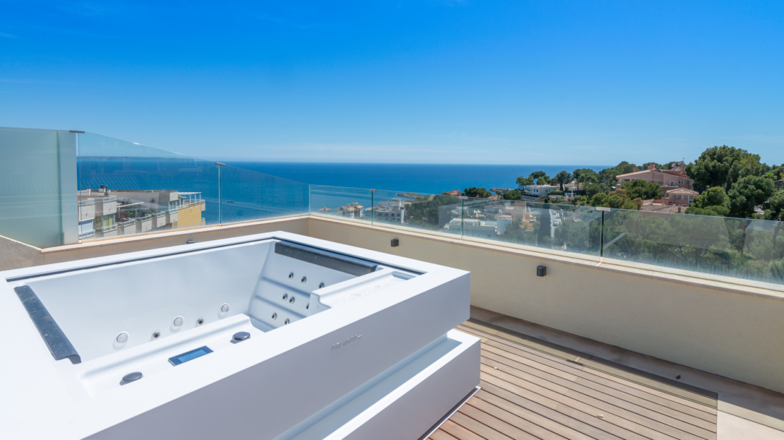 P-2026 Luxuriöses Penthouse mit großer Dachterrasse und umwerfendem Meerblick in bester Lage von Bendinat