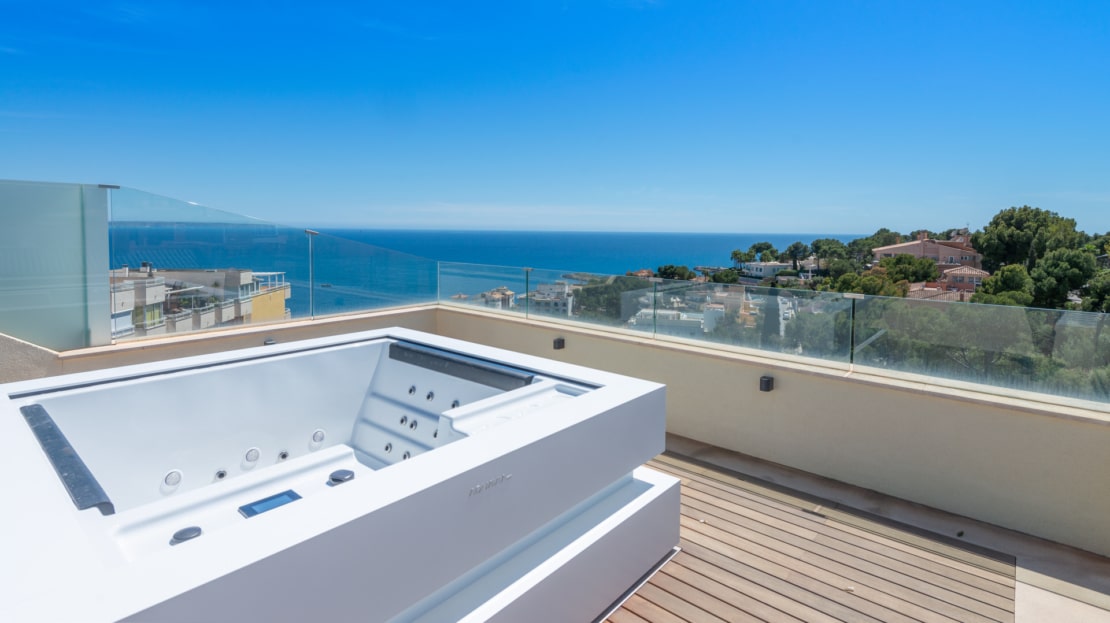 P-2026 Luxuriöses Penthouse mit großer Dachterrasse und umwerfendem Meerblick in bester Lage von Bendinat