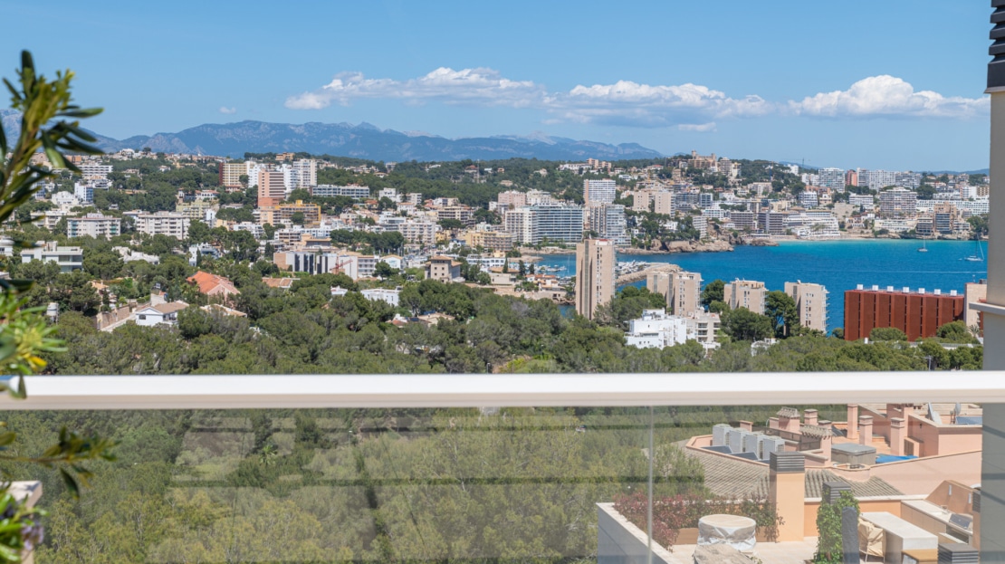 P-2026 Luxuriöses Penthouse mit großer Dachterrasse und umwerfendem Meerblick in bester Lage von Bendinat
