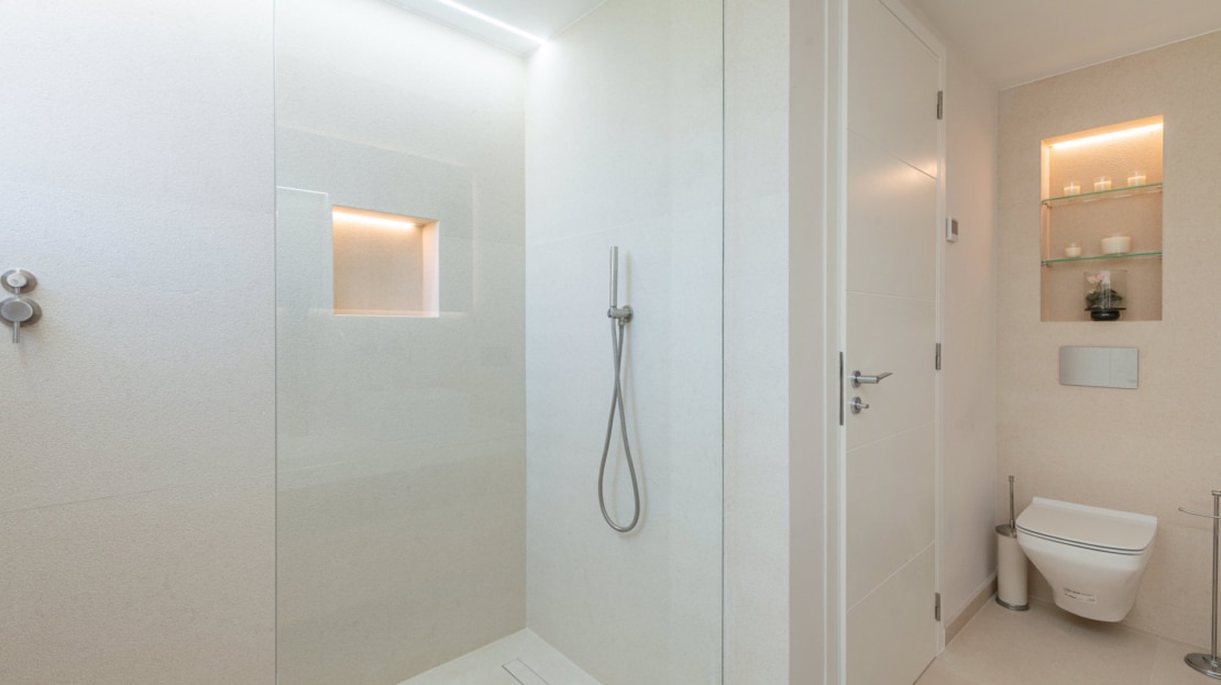 P-2026 Luxuriöses Penthouse mit großer Dachterrasse und umwerfendem Meerblick in bester Lage von Bendinat