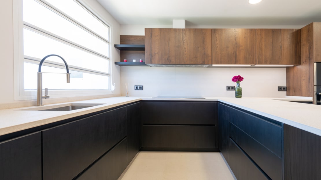 P-2026 Luxuriöses Penthouse mit großer Dachterrasse und umwerfendem Meerblick in bester Lage von Bendinat