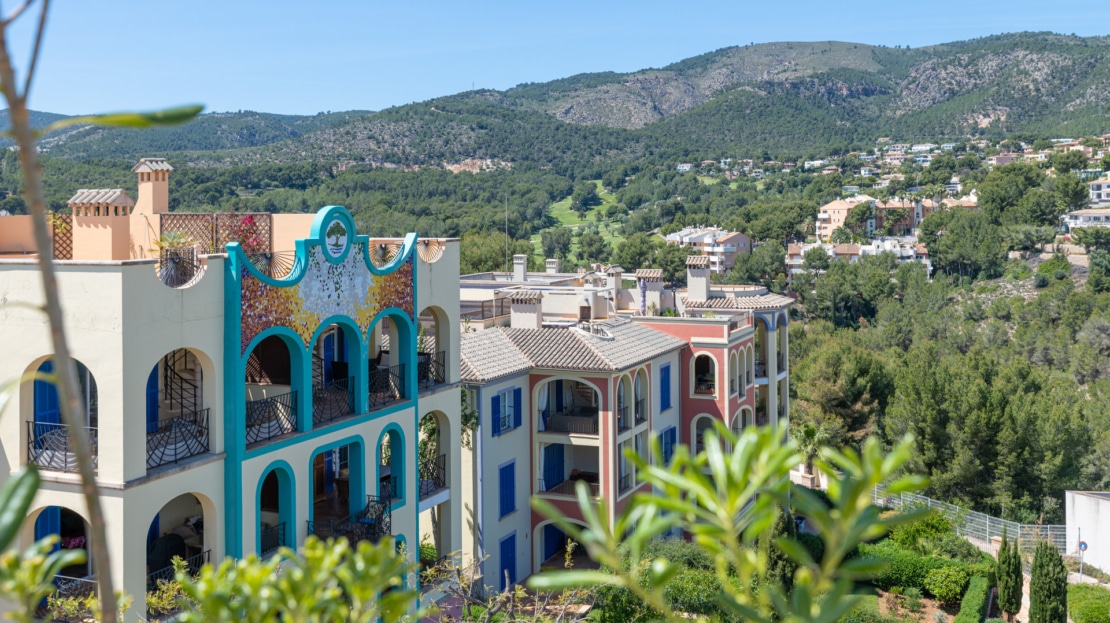 P-2026 Luxuriöses Penthouse mit großer Dachterrasse und umwerfendem Meerblick in bester Lage von Bendinat