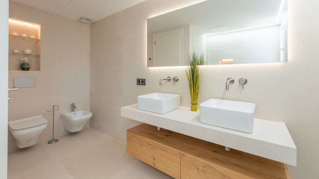 P-2026 Luxuriöses Penthouse mit großer Dachterrasse und umwerfendem Meerblick in bester Lage von Bendinat