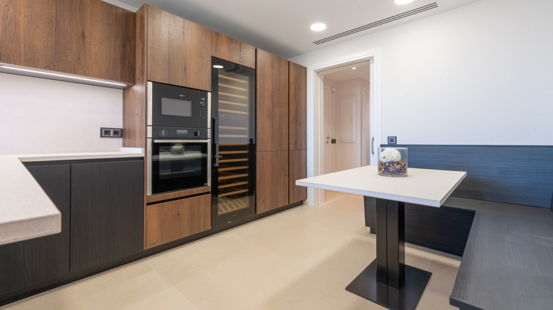 P-2026 Luxuriöses Penthouse mit großer Dachterrasse und umwerfendem Meerblick in bester Lage von Bendinat