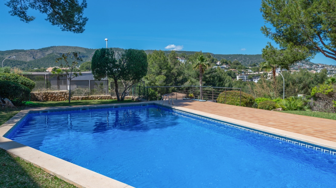 P-2026 Luxuriöses Penthouse mit großer Dachterrasse und umwerfendem Meerblick in bester Lage von Bendinat