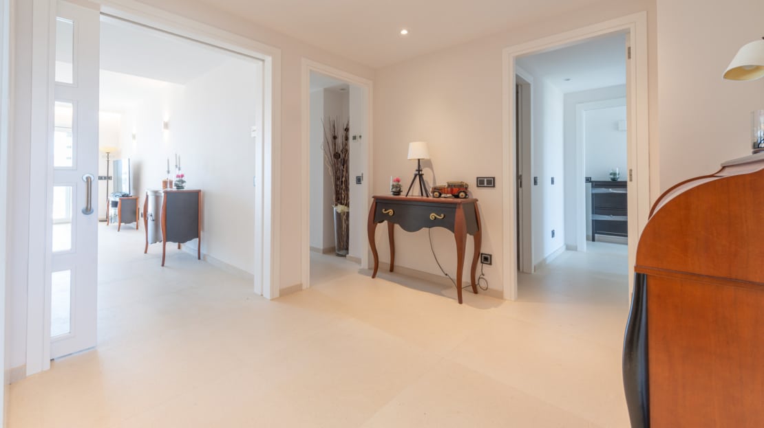 P-2026 Luxuriöses Penthouse mit großer Dachterrasse und umwerfendem Meerblick in bester Lage von Bendinat