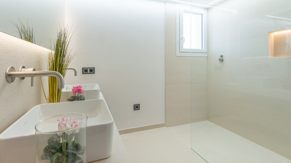 P-2026 Luxuriöses Penthouse mit großer Dachterrasse und umwerfendem Meerblick in bester Lage von Bendinat